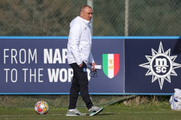 20 febbraio 2024 Castelvolturno, Italia - Ssc Napoli Konami Training Center - UEFA Champion League allenamento Napoli Nella foto: Francesco Calzona allenatore (SSC Napoli); February 20, 2024 Castelvolturno, Italy - Ssc Napoli Konami Training Center - UEFA Champion League Napoli training In the picture:Francesco calzona coach (SSC Napoli);  Copyright: xAlessandroxGarofalox-xLaPressex