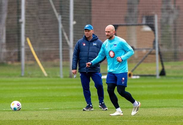 Soccer, Men, Season 2023 24, 2 Bundesliga, Hertha BSC, Training, f l Coach Pal Dardai Hertha BSC , Toni Leistner Hertha BSC , 20 02 2024, Copyright: xSebastianxRäppold MatthiasxKochx