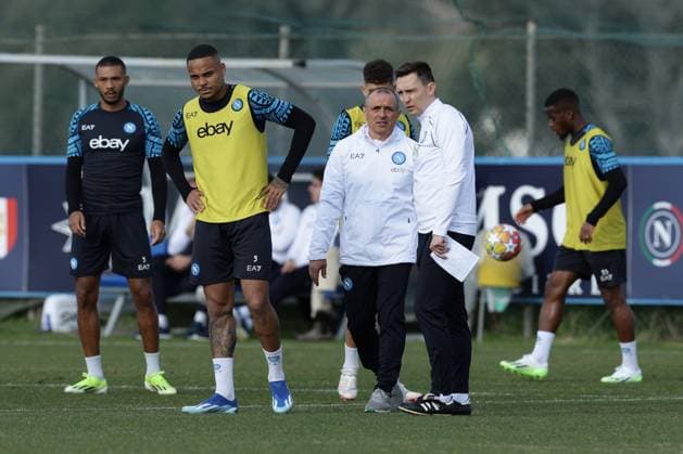 Italy: training session SSC Napoli SSC Napoli s Italian coach Francesco Calzona and Simone Bonomi during training ahead of the UEFA Champions League against Barcellona at Konami Center on February 20, 2024, in Castel Volturno, Italy. ABPH8779 Copyright: xAntonioxBalascox