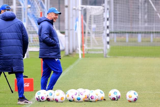 DEU, DFL, 2 FBL Hertha BSC, Training, 20 02 2024, Sportforum, Berlin, DEU, DFL, 2 FBL Hertha BSC, Training, im Bild Cheftrainer Pal Dardai Hertha BSC Berlin DFL regulations prohibit any use of Photographs as image sequences and or quasi video Foto Juergen Engler nordphoto GmbH nordphotoxGmbHx xEngler nph00076