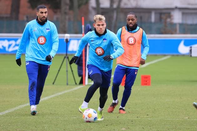 DEU, DFL, 2 FBL Hertha BSC, Training, 20 02 2024, Sportforum, Berlin, DEU, DFL, 2 FBL Hertha BSC, Training, in the picture Florian Niederlechner Hertha BSC Berlin 7 , Aymen Barkok Hertha BSC Berlin 18 , Deyovaisio Zeefuik Hertha BSC Berlin 34 DFL regulations prohibit any use of Photographs as image sequences and or quasi video Foto Juergen Engler nordphoto GmbH nordphotoxGmbHx xEngler nph00076