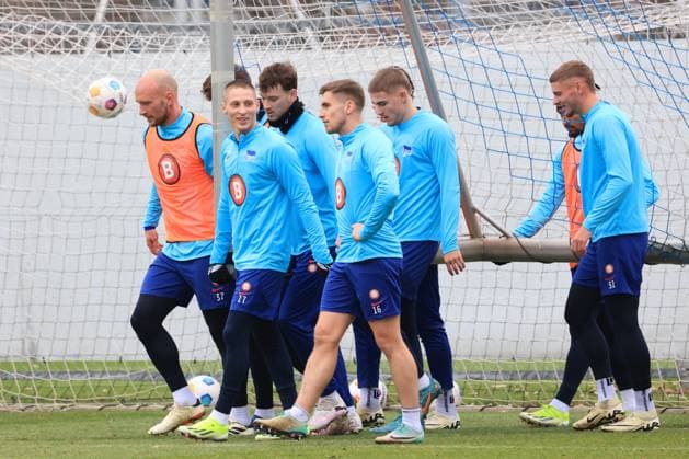DEU, DFL, 2 FBL Hertha BSC, Training, 20 02 2024, Sportforum, Berlin, DEU, DFL, 2 FBL Hertha BSC, Training, im Bild Tortraeger, Toni Leistner Hertha BSC Berlin 37 , Palko Dardai Hertha BSC Berlin 27 , Jonjoe Kenny Hertha BSC Berlin 16 Marten Winkler Hertha BSC Berlin 22 , Marton Dardai Hertha BSC Berlin 31 DFL regulations prohibit any use of Photographs as image sequences and or quasi video Foto Juergen Engler nordphoto GmbH nordphotoxGmbHx xEngler nph00076