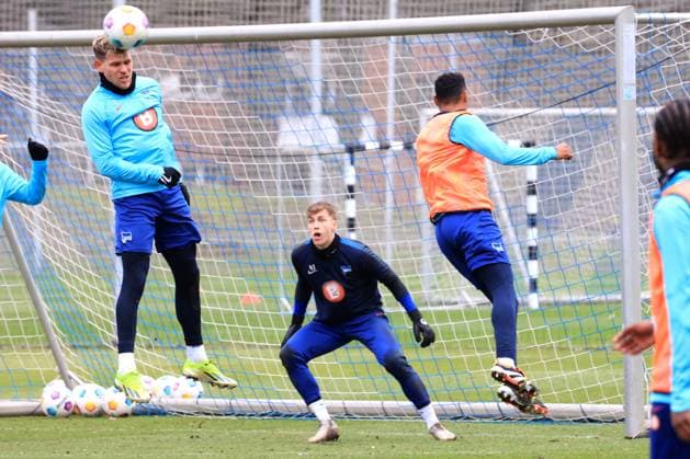 DEU, DFL, 2 FBL Hertha BSC, Training, 20 02 2024, Sportforum, Berlin, DEU, DFL, 2 FBL Hertha BSC, Training, im Bild Florian Niederlechner Hertha BSC Berlin 7 , Tim Goller Hertha BSC Berlin 43 , h DFL regulations prohibit any use of Photographs as image sequences and or quasi video Foto Juergen Engler nordphoto GmbH nordphotoxGmbHx xEngler nph00076