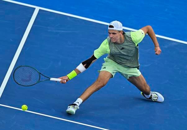 ATP, Tennis Herren Qatar Exxonmobil Open Tennis Tournament 2024 Jakub Mensik of the Czech Republic is playing against Alejandro Davidovich Fokina of Spain in his round of 32 singles match at the ATP Qatar ExxonMobil Open tennis tournament at the Khalifa International Tennis Complex in Doha, Qatar, on February 20, 2024. DOHA Qatar  Copyright: xNoushadxThekkayilx originalFilename:varittyakkal-atpqatar240220_npCJu.jpg