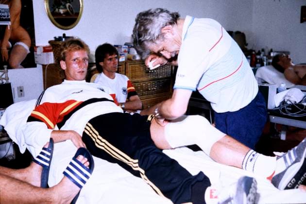 BREHME Andreas Team Deutschland bei der Behandlung im Mannschaftshotel in Queretaro FIFA Fussball Weltmeisterschaften 1986 in Mexiko Queretaro 24.06.1986 *** BREHME Andreas Team Germany during treatment at the team hotel in Queretaro FIFA World Cup 1986 in Mexico Queretaro 24 06 1986 Copyright: xLacixPerenyix