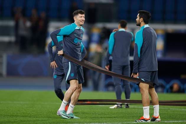 Robert Lewandowski FC Barcelona, Barca looks on, UEFA Champions League Round of 16, FC Barcelona training, Diego Armando Maradona Stadium, February 20, 2024, Naples, Italy.