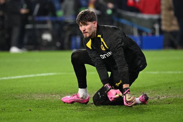 240220 UEFA CL Round of 16 PSV Eindhoven - Borussia Dortmund Gregor Kobel of Borussia Dortmund pictured in action with the ball before a football game between PSV Eindhoven and Borussia Dortmund during the 1st leg of the Round of 16 in the UEFA Champions League 2023 - 2024 competition on February 20, 2024 in Eindhoven, The Netherlands. (Photo by Maarten Straetemans Isosport) EINDHOVEN The Netherlands  Copyright: xx 440606