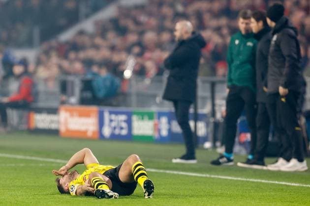 EINDHOVEN, 20-02-2024, Philips Stadium, UEFA Champions League season 2023 24, match between PSV and Borussia Dortmund, injury by Borussia Dortmund player Niclas Fullkrug PSV - Borussia Dortmund  x24343823x Copyright:
