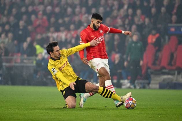 240220 UEFA CL Round of 16 PSV Eindhoven - Borussia Dortmund Mats Hummels of Borussia Dortmund battles for the ball with Ismael Saibari of PSV during a football game between PSV Eindhoven and Borussia Dortmund during the 1st leg of the Round of 16 in the UEFA Champions League 2023 - 2024 competition on February 20, 2024 in Eindhoven, The Netherlands. (Photo by Maarten Straetemans Isosport) EINDHOVEN The Netherlands  Copyright: xx 440625