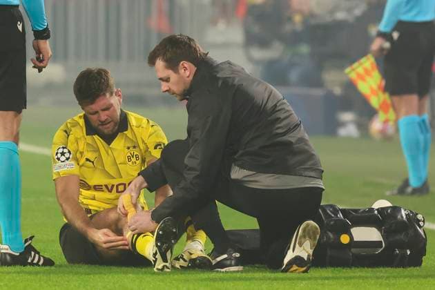 Niclas Fuellkrug Borussia Dortmund is treated injured on the pitch, UEFA Champions League 2023 2024 Round of 16 1st leg, PSV Eindhoven vs Borussia Dortmund, PSV Stadion, 20 02 2024, Eindhoven, Netherlands