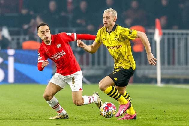 EINDHOVEN, 20-02-2024, Philips Stadium, UEFA Champions League season 2023 24, match between PSV and Borussia Dortmund, PSV player Sergino Dest and Borussia Dortmund player Julian Ryerson PSV - Borussia Dortmund  x24343895x Copyright: