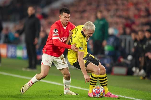 Hirving Lozano PSV Eindhoven and Julian Ryerson Borussia Dortmund fight for the ball, UEFA Champions League 2023 2024 Round of 16 1st leg, PSV Eindhoven vs Borussia Dortmund, PSV Stadion, 20 02 2024, Eindhoven, Netherlands