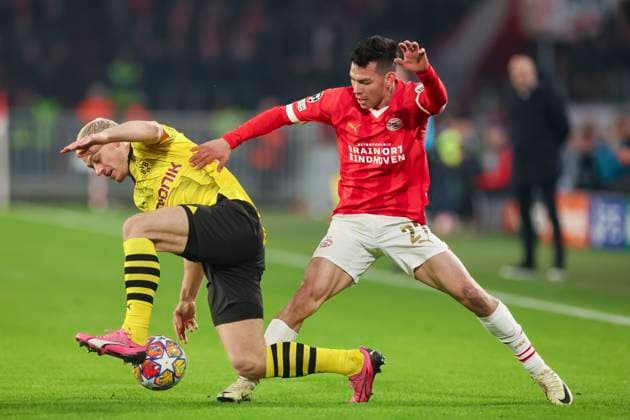Julian Ryerson Borussia Dortmund and Hirving Lozano PSV Eindhoven fight for the ball, UEFA Champions League 2023 2024 Round of 16 1st leg, PSV Eindhoven vs Borussia Dortmund, PSV Stadion, 20 02 2024, Eindhoven, Netherlands
