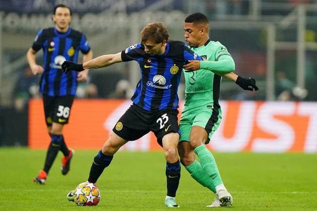 Foto Spada LaPresse 20 febbraio 2024 - Milano , Italia - calcio - Fc Inter Vs Atletico Madrid - Champions League 2023 2024 - Stadio San Siro Nella foto: Nicol& xf2; Barella (FC Inter); February 20 , 2024 Milan , Italy - sport, calcio - Fc Inter Vs Atletico Madrid - Champions League 2023 2024 - San Siro Stadium . In the pic : Nicol& xf2; Barella (FC Inter);  Copyright: xSpada LaPressex
