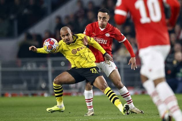 EINDHOVEN - (l-r) Donyell Malen of Borussia Dortmund, Sergino Dest of PSV Eindhoven during the UEFA Champions League last 16 match between PSV Eindhoven and Borussia Dortmund at the Phillips stadium on February 20, 2024 in Eindhoven, Netherlands. ANP MAURICE VAN STEEN UEFA Champions League 2023 24 2023 2024 xVIxANPxSportx xxANPxIVx 491634760 originalFilename: 491634760.jpg