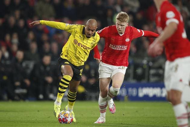 EINDHOVEN - (l-r) Donyell Malen of Borussia Dortmund, Jerdy Schouten of PSV during the UEFA Champions League round of 16 match between PSV Eindhoven and Borussia Dortmund at the Phillips stadium on February 20, 2024 in Eindhoven, Netherlands. ANP Hollandse Hoogte Bart Stoutjesdijk UEFA Champions League 2023 24 2023 2024 xVIxANPxSportx xBartxStoutjesdijkxIVx 491634962 originalFilename: 491634962.jpg