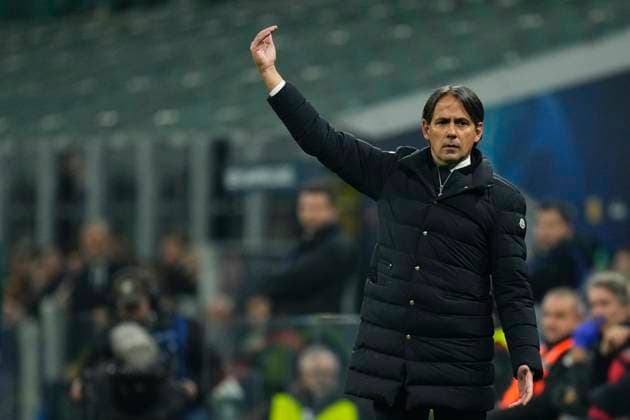 FC Internazionale v Atletico Madrid: Round of 16 First Leg - UEFA Champions League 2023 24 Simone Inzaghi head coach of Inter gives instructions during the UEFA Champions League 2023 24 round of 16 first leg match between FC Internazionale and Atletico Madrid at Stadio Giuseppe Meazza on February 20, 2024 in Milan, Italy. Milan Italy  Copyright: xJosexBretonx originalFilename:breton-fcintern240220_npXtE.jpg
