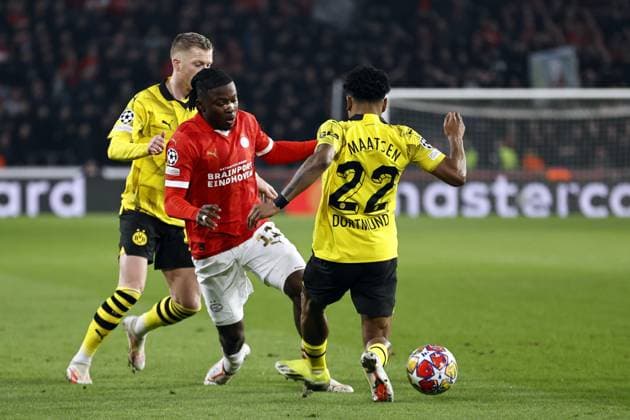 EINDHOVEN - (l-r) Marco Reus of Borussia Dortmund, Johan Bakayoko of PSV Eindhoven, Ian Maatsen of Borussia Dortmund during the UEFA Champions League last 16 match between PSV Eindhoven and Borussia Dortmund at Phillips Stadium on February 20, 2024 in Eindhoven, Netherlands. ANP MAURICE VAN STEEN UEFA Champions League 2023 24 2023 2024 xVIxANPxSportx xxANPxIVx 491634980 originalFilename: 491634980.jpg