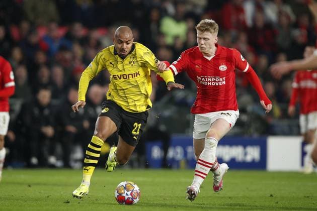 EINDHOVEN - (l-r) Donyell Malen of Borussia Dortmund, Jerdy Schouten of PSV during the UEFA Champions League round of 16 match between PSV Eindhoven and Borussia Dortmund at the Phillips stadium on February 20, 2024 in Eindhoven, Netherlands. ANP Hollandse Hoogte Bart Stoutjesdijk UEFA Champions League 2023 24 2023 2024 xVIxANPxSportx xBartxStoutjesdijkxIVx 491635029 originalFilename: 491635029.jpg