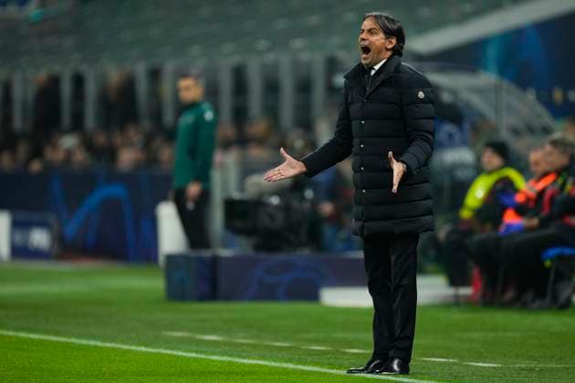 FC Internazionale v Atletico Madrid: Round of 16 First Leg - UEFA Champions League 2023 24 Simone Inzaghi head coach of Inter gives instructions during the UEFA Champions League 2023 24 round of 16 first leg match between FC Internazionale and Atletico Madrid at Stadio Giuseppe Meazza on February 20, 2024 in Milan, Italy. Milan Italy  Copyright: xJosexBretonx originalFilename:breton-fcintern240220_npoZO.jpg