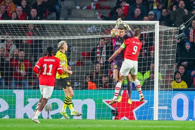 EINDHOVEN, 20-02-2024, Philips Stadium, UEFA Champions League season 2023 24, match between PSV and Borussia Dortmund, Borussia Dortmund goalkeeper Alexander Meyer and PSV player Luuk de Jong PSV - Borussia Dortmund  x24344043x Copyright: