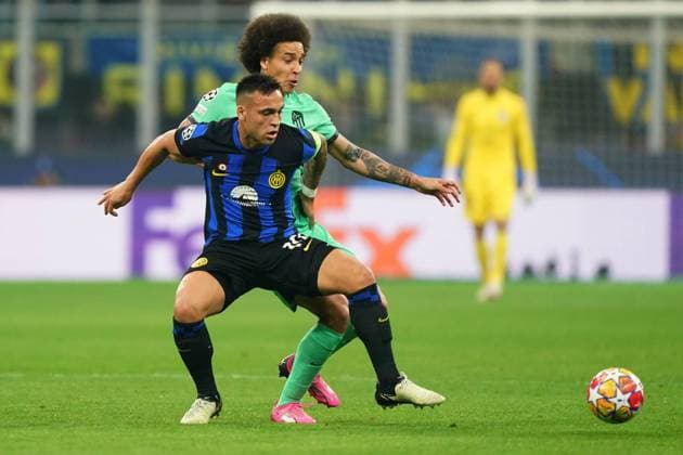 Foto Spada LaPresse 20 febbraio 2024 - Milano , Italia - calcio - Fc Inter Vs Atletico Madrid - Champions League 2023 2024 - Stadio San Siro Nella foto: Lautaro Martinez (FC Inter);; alex witsel (atletico madrid ) February 20 , 2024 Milan , Italy - sport, calcio - Fc Inter Vs Atletico Madrid - Champions League 2023 2024 - San Siro Stadium . In the pic : Lautaro Martinez (FC Inter);; alex witsel (atletico madrid )  Copyright: xSpada LaPressex