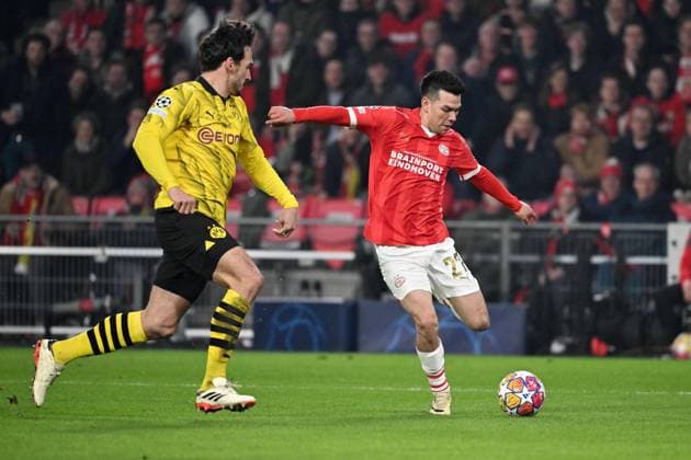 240220 UEFA CL Round of 16 PSV Eindhoven - Borussia Dortmund Mats Hummels of Borussia Dortmund battles for the ball with Hirving Lozano of PSV during a football game between PSV Eindhoven and Borussia Dortmund during the 1st leg of the Round of 16 in the UEFA Champions League 2023 - 2024 competition on February 20, 2024 in Eindhoven, The Netherlands. (Photo by Maarten Straetemans Isosport) EINDHOVEN The Netherlands  Copyright: xx 440629