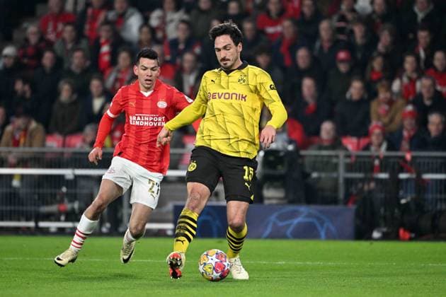 240220 UEFA CL Round of 16 PSV Eindhoven - Borussia Dortmund Mats Hummels of Borussia Dortmund pictured with Hirving Lozano of PSV during a football game between PSV Eindhoven and Borussia Dortmund during the 1st leg of the Round of 16 in the UEFA Champions League 2023 - 2024 competition on February 20, 2024 in Eindhoven, The Netherlands. (Photo by Maarten Straetemans Isosport) EINDHOVEN The Netherlands  Copyright: xx 440643