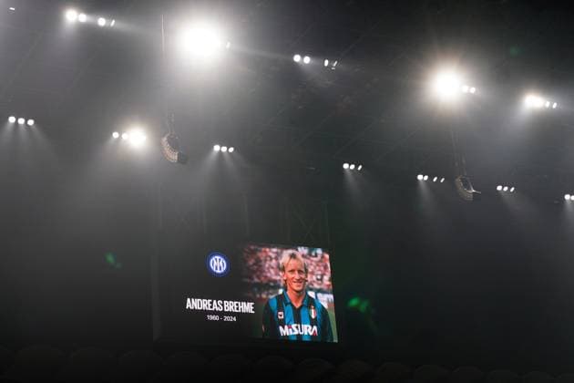 Fußball, CL, Inter Mailand - Atletico Madrid, Andreas Brehme Gedenken Foto Spada LaPresse 20 febbraio 2024 - Milano , Italia - calcio - Fc Inter Vs Atletico Madrid - Champions League 2023 2024 - Stadio San Siro Nella foto: minuto di silenzio per Andreas Brehme February 20 , 2024 Milan , Italy - sport, calcio - Fc Inter Vs Atletico Madrid - Champions League 2023 2024 - San Siro Stadium . In the pic : Andreas Brehme , minute of silence  Copyright: xSpada LaPressex