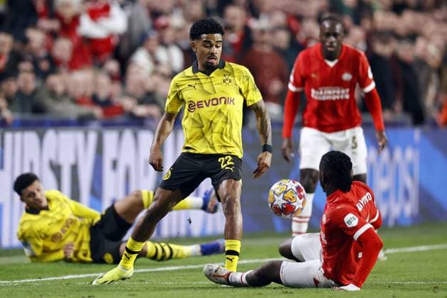 EINDHOVEN - (l-r) Ian Maatsen of Borussia Dortmund, Johan Bakayoko of PSV Eindhoven during the UEFA Champions League round of 16 match between PSV Eindhoven and Borussia Dortmund at the Phillips stadium on February 20, 2024 in Eindhoven, Netherlands. ANP MAURICE VAN STEEN UEFA Champions League 2023 24 2023 2024 xVIxANPxSportx xxANPxIVx 491635384 originalFilename: 491635384.jpg
