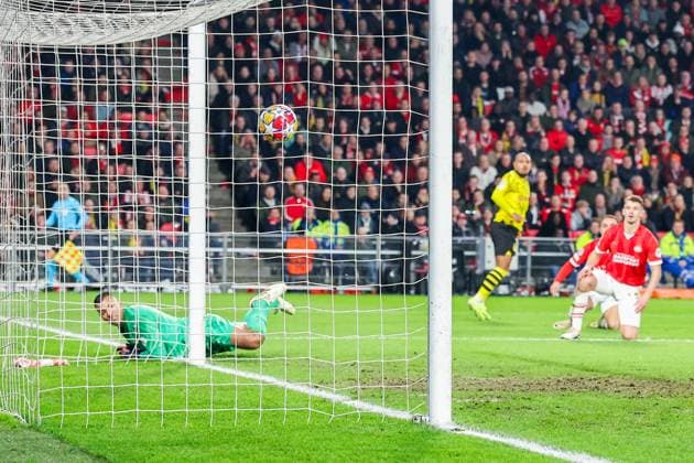 EINDHOVEN, 20-02-2024, Philips Stadium, UEFA Champions League season 2023 24, match between PSV and Borussia Dortmund, Borussia Dortmund player Donyell Malen scores the 0-1 PSV - Borussia Dortmund  x24344351x Copyright: