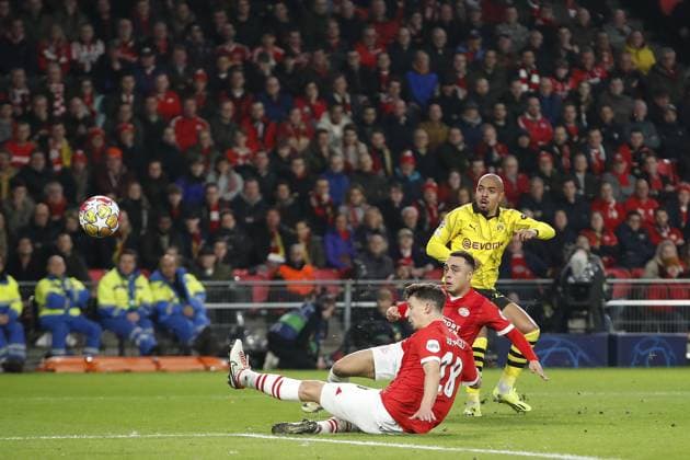 EINDHOVEN - (l-r) Olivier Boscagli of PSV Eindhoven, Sergino Dest of PSV Eindhoven, Donyell Malen of Borussia Dortmund score the 0-1 during the UEFA Champions League eighth final match between PSV Eindhoven and Borussia Dortmund at the Phillips stadium on February 20, 2024 in Eindhoven, Netherlands. ANP Hollandse Hoogte Bart Stoutjesdijk UEFA Champions League 2023 24 2023 2024 xVIxANPxSportx xBartxStoutjesdijkxIVx 491635575 originalFilename: 491635575.jpg