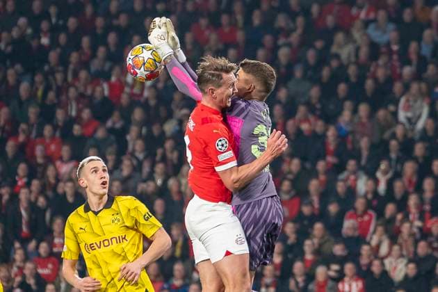 Alexander Meyer Borussia Dortmund 09, 33 catches the ball in front of Luuk de Jong PSV Eindhoven, 09 Nico Schlotterbeck Borussia Dortmund 09, 04 watches the scene Football UEFA Champions League, Season 2023 2024, Round of 16, Round 1 of 2, PSV Eindhoven Borussia Dortmund on 20 02 2024 at Phillips Stadium in Eindhoven Photo Kirchner Media TH Copyright: xKirchner-Media THx