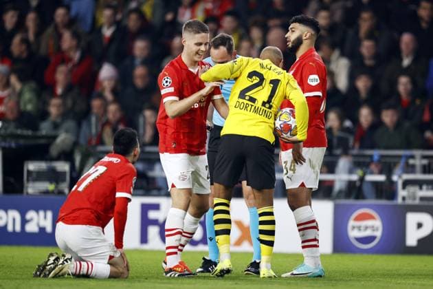EINDHOVEN - (l-r) Hirving Lozano of PSV Eindhoven, Joey Veerman of PSV Eindhoven, Donyell Malen of Borussia Dortmund, referee Srdjan Jovanovic, Ismael Saibari of PSV Eindhoven during the UEFA Champions League eighth final match between PSV Eindhoven and Borussia Dortmund at the Phillips stadium on February 20, 2024 in Eindhoven, Netherlands. ANP MAURICE VAN STEEN UEFA Champions League 2023 24 2023 2024 xVIxANPxSportx xxANPxIVx 491635801 originalFilename: 491635801.jpg