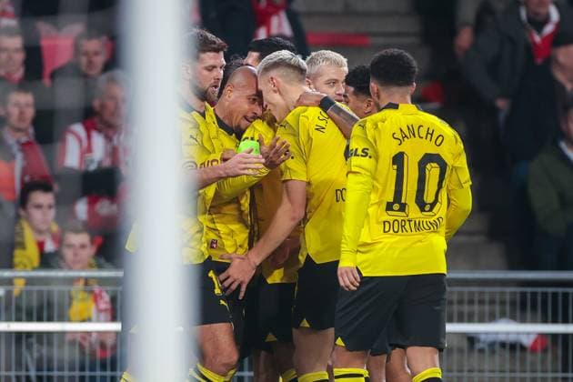 20 02 2024, Football, Season 2023 2024, UEFA Champions League, Round of 16, Round 1, PSV Eindhoven Borussia Dortmund, BVB players celebrate the goal for 0 1 by Donyell Malen Borussia Dortmund , Eindhoven Philips Stadion North Brabant Netherlands xRHR PHOTO DEx Copyright: DennisxEwert RHR-FOTOx RHR-FOTO DE