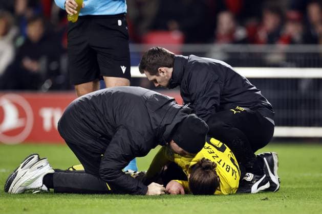 EINDHOVEN - Marcel Sabitzer of Borussia Dortmund lies on the ground injured during the UEFA Champions League round of 16 match between PSV Eindhoven and Borussia Dortmund at the Phillips stadium on February 20, 2024 in Eindhoven, Netherlands. ANP MAURICE VAN STEEN UEFA Champions League 2023 24 2023 2024 xVIxANPxSportx xxANPxIVx 491636123 originalFilename: 491636123.jpg