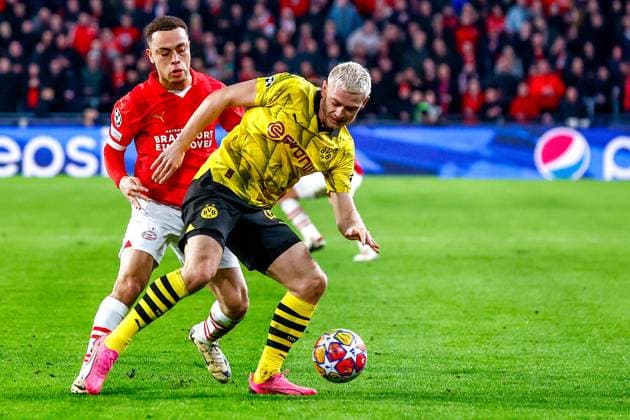EINDHOVEN, 20-02-2024, Philips Stadium, UEFA Champions League season 2023 24, match between PSV and Borussia Dortmund, PSV player Sergino Dest and Borussia Dortmund player Julian Ryerson PSV - Borussia Dortmund  x24344502x Copyright: