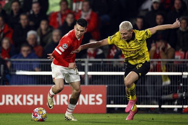 EINDHOVEN - (l-r) Hirving Lozano of PSV Eindhoven, Julian Ryerson of Borussia Dortmund during the UEFA Champions League last 16 match between PSV Eindhoven and Borussia Dortmund at the Phillips stadium on February 20, 2024 in Eindhoven, Netherlands. ANP MAURICE VAN STEEN UEFA Champions League 2023 24 2023 2024 xVIxANPxSportx xxANPxIVx 491636557 originalFilename: 491636557.jpg