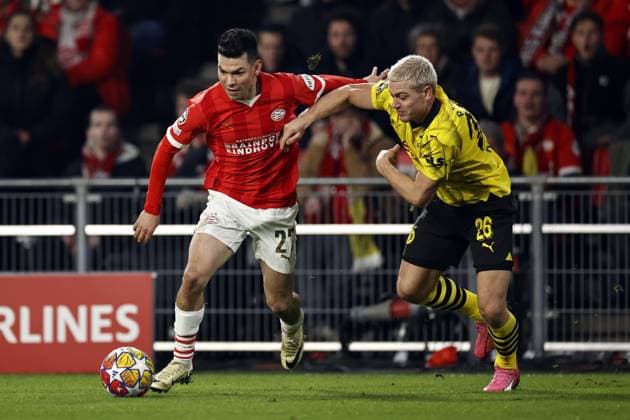 EINDHOVEN - (l-r) Hirving Lozano of PSV Eindhoven, Julian Ryerson of Borussia Dortmund during the UEFA Champions League last 16 match between PSV Eindhoven and Borussia Dortmund at the Phillips stadium on February 20, 2024 in Eindhoven, Netherlands. ANP MAURICE VAN STEEN UEFA Champions League 2023 24 2023 2024 xVIxANPxSportx xxANPxIVx 491636643 originalFilename: 491636643.jpg