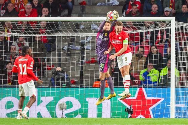 EINDHOVEN, 20-02-2024, Philips Stadium, UEFA Champions League season 2023 24, match between PSV and Borussia Dortmund, Borussia Dortmund goalkeeper Alexander Meyer and PSV player Luuk de Jong PSV - Borussia Dortmund  x24344518x Copyright: