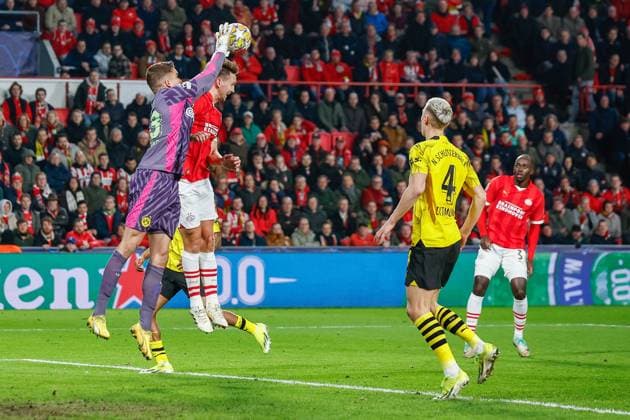 EINDHOVEN, 20-02-2024, Philips Stadium, UEFA Champions League season 2023 24, match between PSV and Borussia Dortmund, Borussia Dortmund goalkeeper Alexander Meyer and PSV player Luuk de Jong PSV - Borussia Dortmund  x24344531x Copyright: