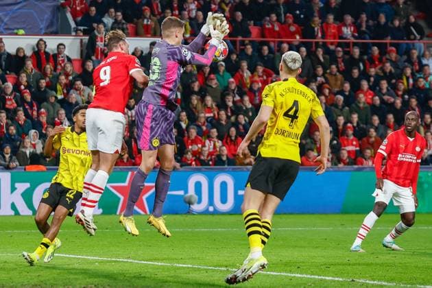EINDHOVEN, 20-02-2024, Philips Stadium, UEFA Champions League season 2023 24, match between PSV and Borussia Dortmund, Borussia Dortmund goalkeeper Alexander Meyer and PSV player Luuk de Jong PSV - Borussia Dortmund  x24344532x Copyright: