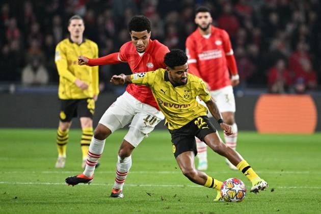 240220 UEFA CL Round of 16 PSV Eindhoven - Borussia Dortmund Ian Maatsen of Borussia Dortmund battles for the ball with Malik Tillman of PSV during a football game between PSV Eindhoven and Borussia Dortmund during the 1st leg of the Round of 16 in the UEFA Champions League 2023 - 2024 competition on February 20, 2024 in Eindhoven, The Netherlands. (Photo by Maarten Straetemans Isosport) EINDHOVEN The Netherlands  Copyright: xx 440780