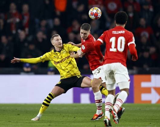 EINDHOVEN - (l-r) Marco Reus of Borussia Dortmund, Joey Veerman of PSV Eindhoven during the UEFA Champions League round of 16 match between PSV Eindhoven and Borussia Dortmund at the Phillips stadium on February 20, 2024 in Eindhoven, Netherlands. ANP MAURICE VAN STEEN UEFA Champions League 2023 24 2023 2024 xVIxANPxSportx xxANPxIVx 491636874 originalFilename: 491636874.jpg
