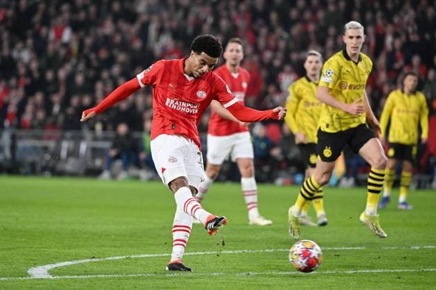 240220 UEFA CL Round of 16 PSV Eindhoven - Borussia Dortmund Malik Tillman of PSV pictured in action with the ball during a football game between PSV Eindhoven and Borussia Dortmund during the 1st leg of the Round of 16 in the UEFA Champions League 2023 - 2024 competition on February 20, 2024 in Eindhoven, The Netherlands. (Photo by Maarten Straetemans Isosport) EINDHOVEN The Netherlands  Copyright: xx 440788