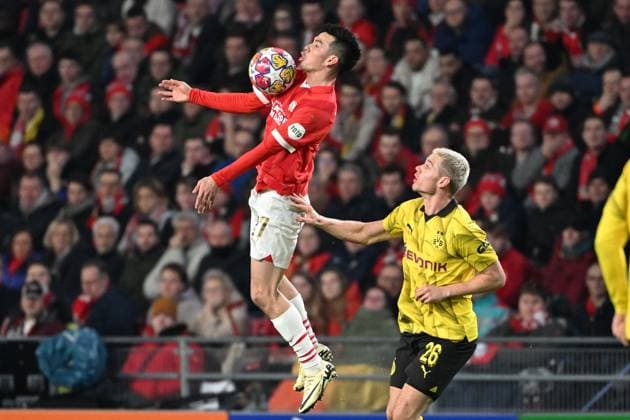 240220 UEFA CL Round of 16 PSV Eindhoven - Borussia Dortmund Hirving Lozano of PSV battles for the ball with Julian Ryerson of Borussia Dortmund during a football game between PSV Eindhoven and Borussia Dortmund during the 1st leg of the Round of 16 in the UEFA Champions League 2023 - 2024 competition on February 20, 2024 in Eindhoven, The Netherlands. (Photo by Maarten Straetemans Isosport) EINDHOVEN The Netherlands  Copyright: xx 440803