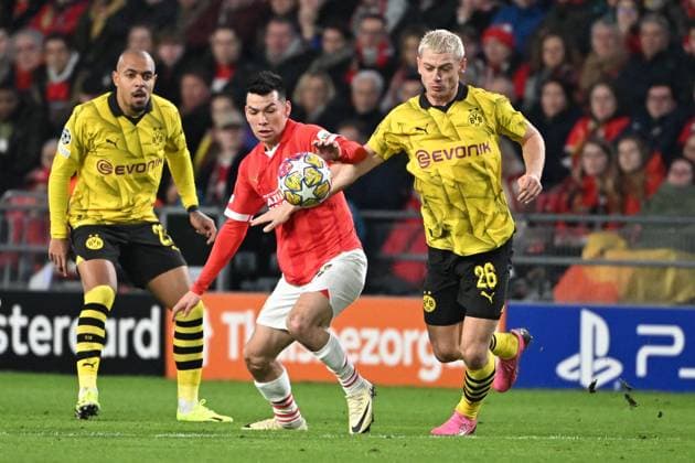 240220 UEFA CL Round of 16 PSV Eindhoven - Borussia Dortmund Hirving Lozano of PSV battles for the ball with Julian Ryerson of Borussia Dortmund during a football game between PSV Eindhoven and Borussia Dortmund during the 1st leg of the Round of 16 in the UEFA Champions League 2023 - 2024 competition on February 20, 2024 in Eindhoven, The Netherlands. (Photo by Maarten Straetemans Isosport) EINDHOVEN The Netherlands  Copyright: xx 440805