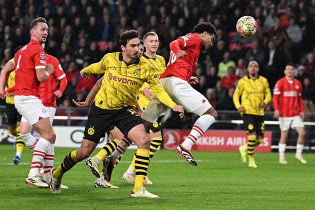 240220 UEFA CL Round of 16 PSV Eindhoven - Borussia Dortmund Mats Hummels of Borussia Dortmund battles for the ball with Malik Tillman of PSV during a football game between PSV Eindhoven and Borussia Dortmund during the 1st leg of the Round of 16 in the UEFA Champions League 2023 - 2024 competition on February 20, 2024 in Eindhoven, The Netherlands. (Photo by Maarten Straetemans Isosport) EINDHOVEN The Netherlands  Copyright: xx 440809