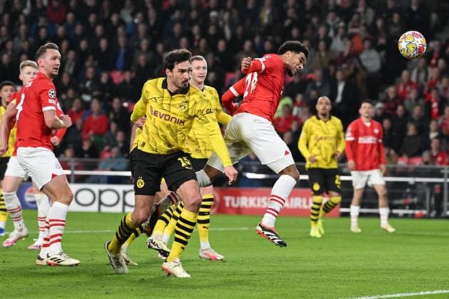 240220 UEFA CL Round of 16 PSV Eindhoven - Borussia Dortmund Mats Hummels of Borussia Dortmund battles for the ball with Malik Tillman of PSV during a football game between PSV Eindhoven and Borussia Dortmund during the 1st leg of the Round of 16 in the UEFA Champions League 2023 - 2024 competition on February 20, 2024 in Eindhoven, The Netherlands. (Photo by Maarten Straetemans Isosport) EINDHOVEN The Netherlands  Copyright: xx 440810
