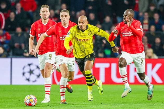 EINDHOVEN, 20-02-2024, Philips Stadium, UEFA Champions League season 2023 24, match between PSV and Borussia Dortmund, Borussia Dortmund player Donyell Malen and PSV player Jordan Teze and PSV player Joey Veerman PSV - Borussia Dortmund  x24344553x Copyright: